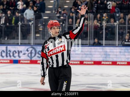 Hauptschiedsrichter Sean MacFarlane.  GER, EHC Red Bull Muenchen vs. Iserlohn Roosters, Eishockey, DEL, 29. Spieltag, Saison 2024/2025, 22.12.2024.  Foto: Eibner-Pressefoto/Heike Feiner Stock Photo