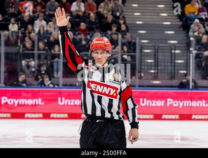 Hauptschiedsrichter Seedo Janssen.  GER, EHC Red Bull Muenchen vs. Iserlohn Roosters, Eishockey, DEL, 29. Spieltag, Saison 2024/2025, 22.12.2024.  Foto: Eibner-Pressefoto/Heike Feiner Stock Photo