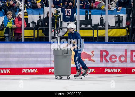 Eissaeuberung waehrend eines Powerbreaks.  GER, EHC Red Bull Muenchen vs. Iserlohn Roosters, Eishockey, DEL, 29. Spieltag, Saison 2024/2025, 22.12.2024.  Foto: Eibner-Pressefoto/Heike Feiner Stock Photo