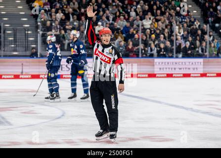 Hauptschiedsrichter Seedo Janssen.  GER, EHC Red Bull Muenchen vs. Iserlohn Roosters, Eishockey, DEL, 29. Spieltag, Saison 2024/2025, 22.12.2024.  Foto: Eibner-Pressefoto/Heike Feiner Stock Photo