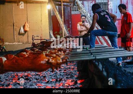 Metro Manila, Metro Manila, Philippines. 23rd Dec, 2024. A worker ...