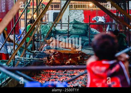 Metro Manila, Metro Manila, Philippines. 23rd Dec, 2024. A worker ...