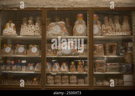 Göreme, Cappadocia, Turkey :  A vintage souvenir shop kiosk that sells various stone carvings such as clocks, frames, jars, and decorative displays Stock Photo