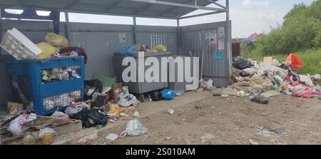 Moscow region, Russia - 10.06.2022:Overflowing garbage area with litter and dumpsters in an outdoor setting Stock Photo