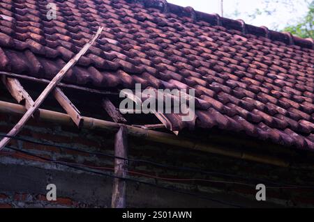 the wood supporting the roof of the house is starting to rot Stock Photo
