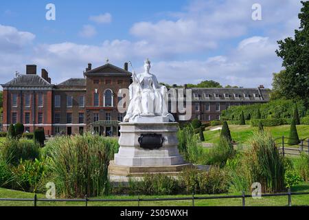 Statue of Queen Victoria, in front of Kensington Palace, where she was born Stock Photo