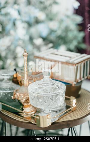 "Elegant Crystal and Gold Table Decor Featuring Ornate Glass Containers, Golden Accessories, Perfect for Luxurious Event Settings, Weddings." Stock Photo