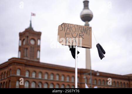 Mehrere hundert Menschen protestieren unter dem Motto Wir sind unkürzbar - Ein Berlin für Alle gegen die Sparmaßnahmen des Berliner Senats in den sozialen und kulturellen Bereichen. / Several hundred people protested against the Berlin Senate s austerity measures in the social and cultural sectors under the slogan Wir sind unkürzbar - Ein Berlin für Alle . snapshot-photography/K.M.Krause Stock Photo