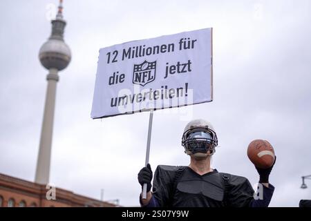 Mehrere hundert Menschen protestieren unter dem Motto Wir sind unkürzbar - Ein Berlin für Alle gegen die Sparmaßnahmen des Berliner Senats in den sozialen und kulturellen Bereichen. / Several hundred people protested against the Berlin Senate s austerity measures in the social and cultural sectors under the slogan Wir sind unkürzbar - Ein Berlin für Alle . snapshot-photography/K.M.Krause *** Several hundred people protested against the Berlin Senate s austerity measures in the social and cultural sectors under the slogan Wir sind unkürzbar Ein Berlin für Alle Several hundred people protested a Stock Photo