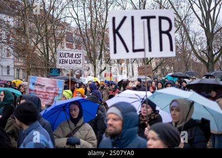 Mehrere hundert Menschen protestieren unter dem Motto Wir sind unkürzbar - Ein Berlin für Alle gegen die Sparmaßnahmen des Berliner Senats in den sozialen und kulturellen Bereichen. / Several hundred people protested against the Berlin Senate s austerity measures in the social and cultural sectors under the slogan Wir sind unkürzbar - Ein Berlin für Alle . snapshot-photography/K.M.Krause *** Several hundred people protested against the Berlin Senate s austerity measures in the social and cultural sectors under the slogan Wir sind unkürzbar Ein Berlin für Alle Several hundred people protested a Stock Photo