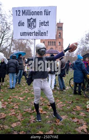 Mehrere hundert Menschen protestieren unter dem Motto Wir sind unkürzbar - Ein Berlin für Alle gegen die Sparmaßnahmen des Berliner Senats in den sozialen und kulturellen Bereichen. / Several hundred people protested against the Berlin Senate s austerity measures in the social and cultural sectors under the slogan Wir sind unkürzbar - Ein Berlin für Alle . snapshot-photography/K.M.Krause *** Several hundred people protested against the Berlin Senate s austerity measures in the social and cultural sectors under the slogan Wir sind unkürzbar Ein Berlin für Alle Several hundred people protested a Stock Photo