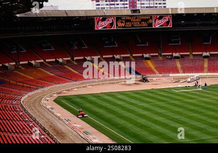 【お値下げ】イングランド 旧Wembly Stadium 飾り写真 grounds-staff-cutting-the-
