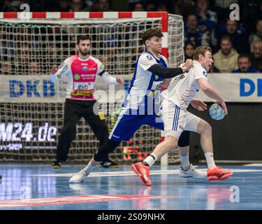 Eisenach, Deutschland. 26th Dec, 2024. Marko Grgic (ThSV Eisenach, #17), Moritz Sauter (Rueckraum Mitte, HSV Hamburg, #33) GER, Thueringen, ThSV Eisenach gegen HSV Hamburg, Handball, Daikin 1. Handballbundesliga, 17.Spieltag, Saison 2024/2025, Donnerstag, 26.12.2024, 17.30 Uhr Foto: Eibner-Pressefoto/Martin Herbst Credit: dpa/Alamy Live News Stock Photo