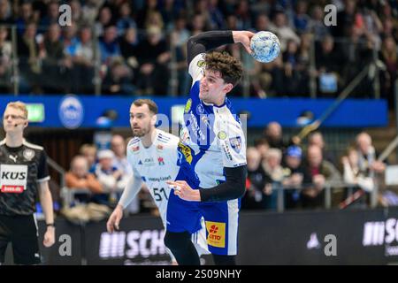 Eisenach, Deutschland. 26th Dec, 2024. Marko Grgic (ThSV Eisenach, #17), Casper U. Mortensen (Linksaussen, HSV Hamburg, #51) GER, Thueringen, ThSV Eisenach gegen HSV Hamburg, Handball, Daikin 1. Handballbundesliga, 17.Spieltag, Saison 2024/2025, Donnerstag, 26.12.2024, 17.30 Uhr Foto: Eibner-Pressefoto/Martin Herbst Credit: dpa/Alamy Live News Stock Photo