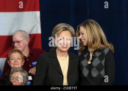 Senator (D-NY) Hillary Clinton and Democratic presidential hopeful laughs with her daughter Chelsea in Iowa. Stock Photo