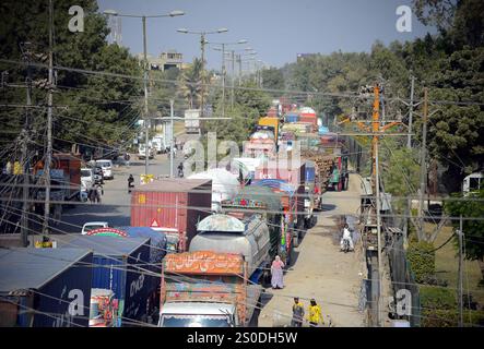 View of traffic jam due to protest demonstration of Majlis Wahdat-e-Muslimeen (MWM) against unrest situation and prolonged closure of transportation routes in Parachinar district Kurram in different areas of Karachi, at Malir Halt in Karachi on Friday, December 27, 2024. Commuters have faced extreme difficulties due to the closure of arterial roads in Karachi due to sit-ins staged by the Majlis Wahdat-e-Muslimeen (MWM) against the tense situation in Parachinar city of Khyber Pakhtunkhwa's Kurram district. Credit: Pakistan Press International (PPI)/Alamy Live News Stock Photo