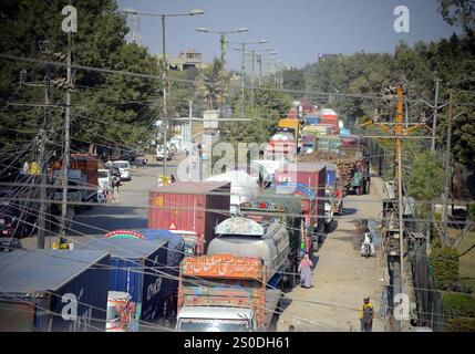 View of traffic jam due to protest demonstration of Majlis Wahdat-e-Muslimeen (MWM) against unrest situation and prolonged closure of transportation routes in Parachinar district Kurram in different areas of Karachi, at Malir Halt in Karachi on Friday, December 27, 2024. Commuters have faced extreme difficulties due to the closure of arterial roads in Karachi due to sit-ins staged by the Majlis Wahdat-e-Muslimeen (MWM) against the tense situation in Parachinar city of Khyber Pakhtunkhwa's Kurram district. Credit: Pakistan Press International (PPI)/Alamy Live News Stock Photo