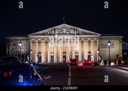 The National Assembly at night, from the Place de la Concorde La photographie montre la faade nord du palais Bourbon, Le palais Bourbon est le b‰time Stock Photo