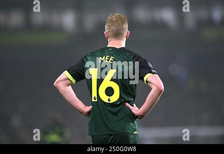 Ben Mee of Brentfordduring the Premier League match between Brighton and Hove Albion and Brentford at the American Express Stadium  , Brighton , UK - 27th December 2024 photo Simon Dack / Telephoto Images Editorial use only. No merchandising. For Football images FA and Premier League restrictions apply inc. no internet/mobile usage without FAPL license - for details contact Football Dataco Stock Photo