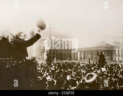 Friedrich Ebert  greets returning German soldiers, as they pass through the Brandenburger Gate in Berlin, Germany 1918 Stock Photo