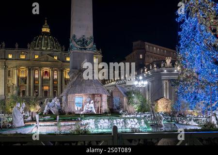 Christmas atmosphere in the city of Rome. Rome, Italy - December 25, 2024: Life-size nativity scene set up in St. Peter s Square in the Vatican during the Christmas holidays. The illuminated hut with St. Joseph, the Madonna and baby Jesus. Rome RM Italy Copyright: xGennaroxLeonardix Stock Photo