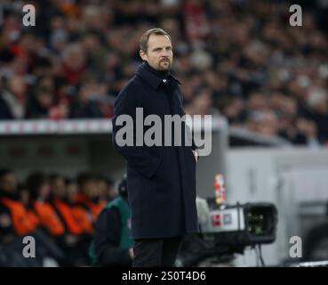 Trainer Bo Svensson (Union) . Sport: Fussball: 1. Bundesliga : Saison 24/25: VfB Stuttgart - Union Berlin, Fussball Bundesliga, 06.12.2024. Foto: RALF POLLER/AVANTI Nur für journalistische Zwecke! Only for editorial use! Gemäß den Vorgaben der DFL Deutsche Fußball Liga ist es untersagt, in dem Stadion und/oder vom Spiel angefertigte Fotoaufnahmen in Form von Sequenzbildern und/oder videoähnlichen Fotostrecken zu verwerten bzw. verwerten zu lassen. DFL regulations prohibit any use of photographs as image sequences and/or quasi-video. Stock Photo