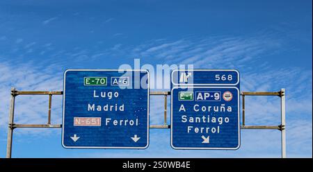 Wegweiser/Vorwegweiser/Richtungsweiser/ Autobahnschild Richtung Luna und Madrid sowie Abfahrt Richtung A Coruna, Santiago, Ferrol, Autobahn Spanien. Stock Photo