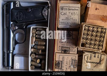 Astra modelo 400 Spanish service pistol, cartridges and bullets Stock Photo
