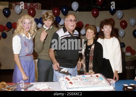 **FILE PHOTO** Linda Lavin Has Passed Away. Alice Cast- Celia Weston, Philip McKeon, Vic Tayback, Linda Lavin and Beth Howland. Circa 1980's Credit: Ralph Dominguez/MediaPunch Stock Photo