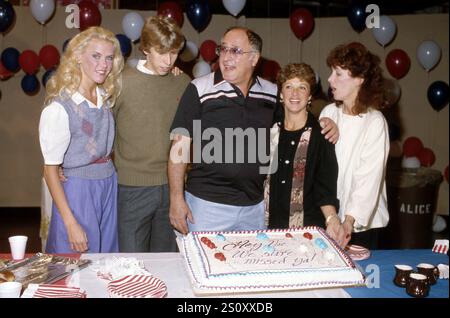 **FILE PHOTO** Linda Lavin Has Passed Away. Celia Weston, Philip McKeon, Vic Tayback, Linda Lavin and Beth Howland on the set of Alice. Circa 1985 Credit: Ralph Dominguez/MediaPunch Stock Photo