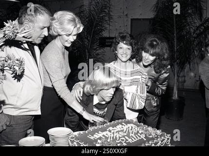 **FILE PHOTO** Linda Lavin Has Passed Away. Vic Tayback, Diane Ladd, Philip McKeon, Linda Lavin and Beth Howland pictured as the cast of Alice celebrate's their 100th show and cast member Philip McKeon's 16th birthday on November 11, 1980. Credit: Ralph Dominguez/MediaPunch Stock Photo