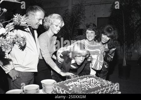 **FILE PHOTO** Linda Lavin Has Passed Away. Vic Tayback, Diane Ladd, Philip McKeon, Linda Lavin and Beth Howland pictured as the cast of Alice celebrate's their 100th show and cast member Philip McKeon's 16th birthday on November 11, 1980. Credit: Ralph Dominguez/MediaPunch Stock Photo