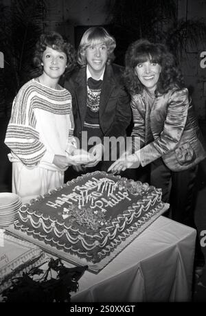 **FILE PHOTO** Linda Lavin Has Passed Away. Linda Lavin, Philip McKeon and Beth Howland pictured as the cast of Alice celebrate's their 100th show and cast member Philip McKeon's 16th birthday on November 11, 1980. Credit: Ralph Dominguez/MediaPunch Stock Photo