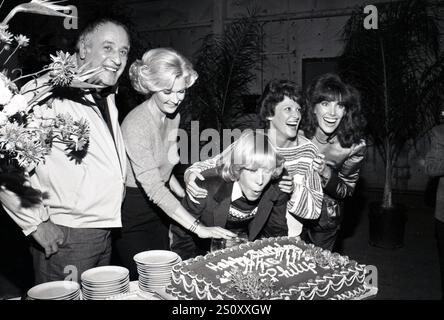 **FILE PHOTO** Linda Lavin Has Passed Away. Vic Tayback, Diane Ladd, Philip McKeon, Linda Lavin and Beth Howland pictured as the cast of Alice celebrate's their 100th show and cast member Philip McKeon's 16th birthday on November 11, 1980. Credit: Ralph Dominguez/MediaPunch Stock Photo