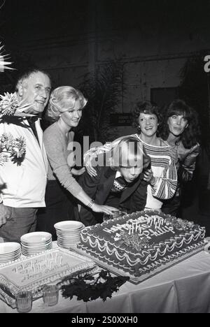 **FILE PHOTO** Linda Lavin Has Passed Away. Vic Tayback, Diane Ladd, Philip McKeon, Linda Lavin and Beth Howland pictured as the cast of Alice celebrate's their 100th show and cast member Philip McKeon's 16th birthday on November 11, 1980. Credit: Ralph Dominguez/MediaPunch Stock Photo