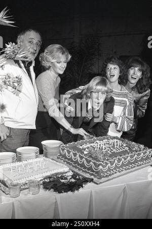 **FILE PHOTO** Linda Lavin Has Passed Away. Vic Tayback, Diane Ladd, Philip McKeon, Linda Lavin and Beth Howland pictured as the cast of Alice celebrate's their 100th show and cast member Philip McKeon's 16th birthday on November 11, 1980. Credit: Ralph Dominguez/MediaPunch Stock Photo