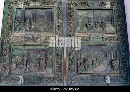 Detail of a main portal door of the Duomo of Pisa. Cast in bronze in 1605 by Giambologna.  Pisa, Italy. Stock Photo