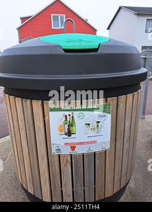 Glass bottles in recycle bin Stock Photo - Alamy