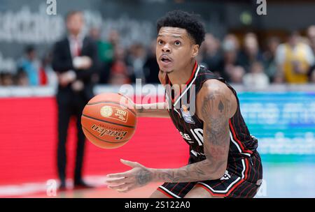 Ronaldo Segu (Bamberg Baskets, #10), Niklas Wimberg (Hamburg Towers ...