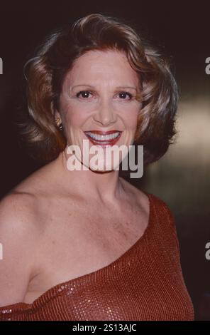 Linda Lavin attends the 2001 Tony Awards at Radio City Music Hall in