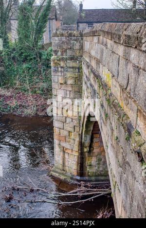 Water under the bridge. Old 17th Cenury stone bridge crossing the River Derwent, Baslow, Derbyshire, UKBaslow, Derbyshire, UK Stock Photo