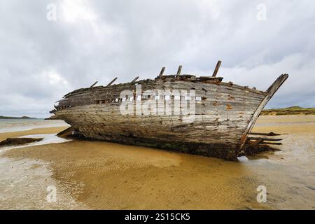 Wooden shipwreck Eddie's Boat on sandy beach, low tide, sandbank, Bunbeg, Magheraclogher beach, Gweedore, Donegal, Ireland, Europe Stock Photo