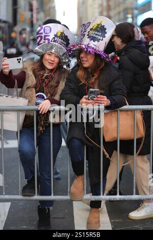 New York, USA. 01st Jan, 2025. NEW YORK, NY - DECEMBER 31: A spectacular view of Times Square with thousands of revelers preparing to celebrate New Year's Eve under heavy NYPD security on December 31, 2024, in New York City. The iconic event welcomed the new year with dazzling lights, confetti, and heightened safety measures. (Photo: Luiz Rampelotto/EuropaNewswire/Sipa USA). Credit: Sipa USA/Alamy Live News Stock Photo