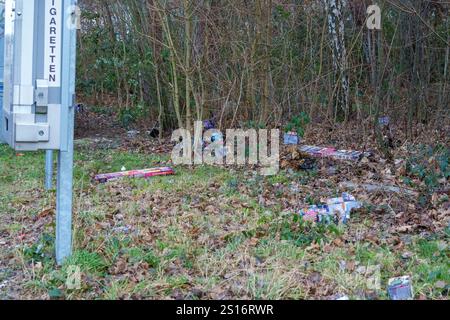 Euskirchen, Germany. 01st Jan, 2025. 01.01.2025: Mechernich, Kreis Euskirchen, NRW, Deutschland Bild: Scattered remnants of fireworks lie carelessly abandoned on streets, sidewalks, and embankments, leaving a stark reminder of the night's celebrations amidst urban neglect. Credit: Robin Huth/Alamy Live News Stock Photo