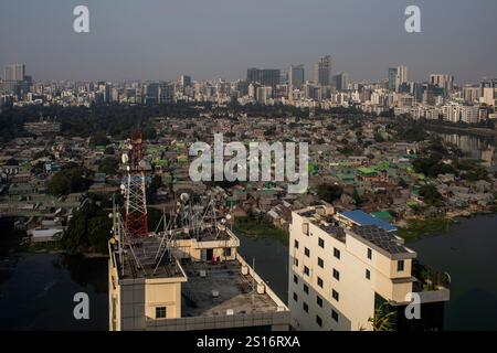 Dhaka, Bangladesh. 30th Dec, 2024. General view of Korail slum, one of the largest slums in Gulshan area in Dhaka during the winter season. Credit: SOPA Images Limited/Alamy Live News Stock Photo