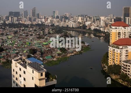 Dhaka, Bangladesh. 30th Dec, 2024. General view of Korail slum, one of the largest slums in Gulshan area in Dhaka during the winter season. Credit: SOPA Images Limited/Alamy Live News Stock Photo