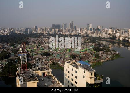 Dhaka, Bangladesh. 30th Dec, 2024. General view of Korail slum, one of the largest slums in Gulshan area in Dhaka during the winter season. Credit: SOPA Images Limited/Alamy Live News Stock Photo