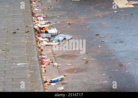 Euskirchen, Germany. 01st Jan, 2025. 01.01.2025: Mechernich, Kreis Euskirchen, NRW, Deutschland Bild: Scattered remnants of fireworks lie carelessly abandoned on streets, sidewalks, and embankments, leaving a stark reminder of the night's celebrations amidst urban neglect. Credit: Robin Huth/Alamy Live News Stock Photo