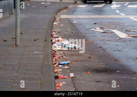 Euskirchen, Germany. 01st Jan, 2025. 01.01.2025: Mechernich, Kreis Euskirchen, NRW, Deutschland Bild: Scattered remnants of fireworks lie carelessly abandoned on streets, sidewalks, and embankments, leaving a stark reminder of the night's celebrations amidst urban neglect. Credit: Robin Huth/Alamy Live News Stock Photo