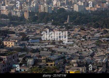 Dhaka, Bangladesh. 30th Dec, 2024. General view of Korail slum, one of the largest slums in Gulshan area in Dhaka during the winter season. Credit: SOPA Images Limited/Alamy Live News Stock Photo